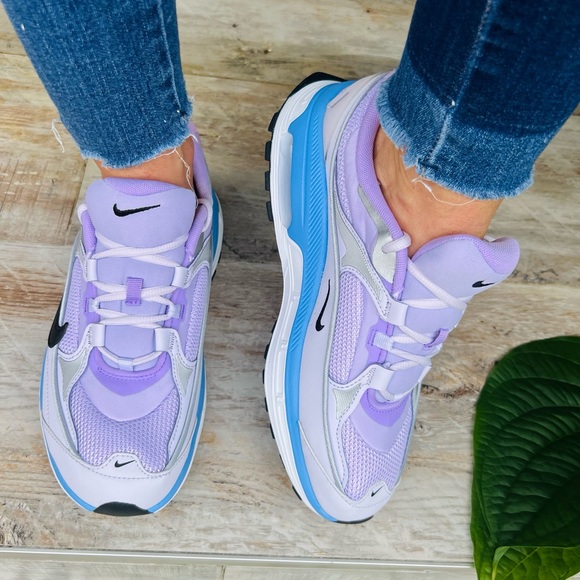 💜🤍Nike Air Max Bliss🤍💜New 💜Size 8.5 but run small like size 8 - Picture 4 of 15